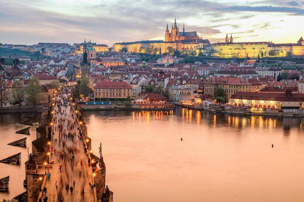 Praga este una dintre cele mai frumoase orase din Europa. Cu o istorie bogata si o multime de atractii turistice, precum Turnul Praga si Catedrala Saint Vitus, Praga este considerata una dintre cele mai populare orase din Europa.
