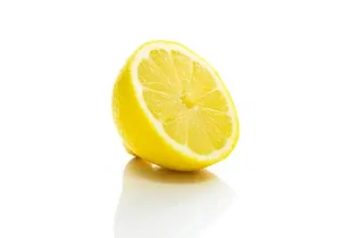 Cum ajută apa cu lămâie la hidratare.