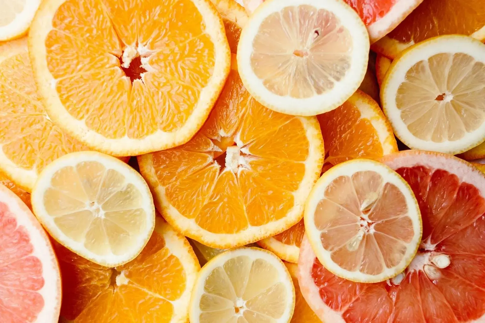Utilizările benefice ale vitaminei C pentru nevoile de înfrumusețare sunt numeroase