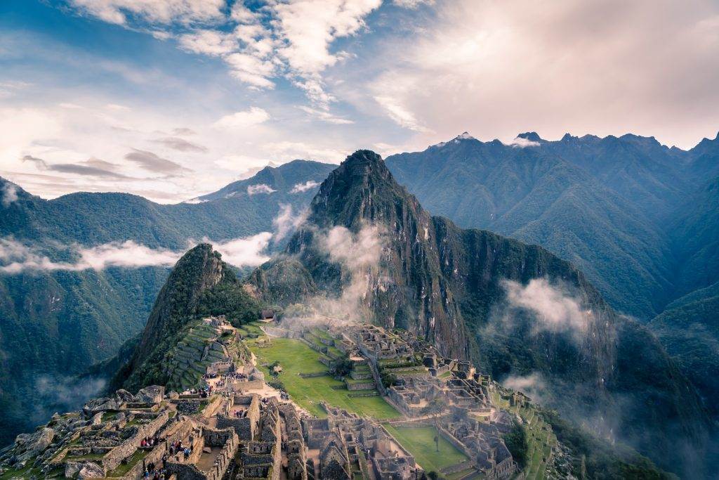 Machu Picchu, Peru: Această destinație arheologică remarcabilă oferă o privire într-o lume antică misterioasă.