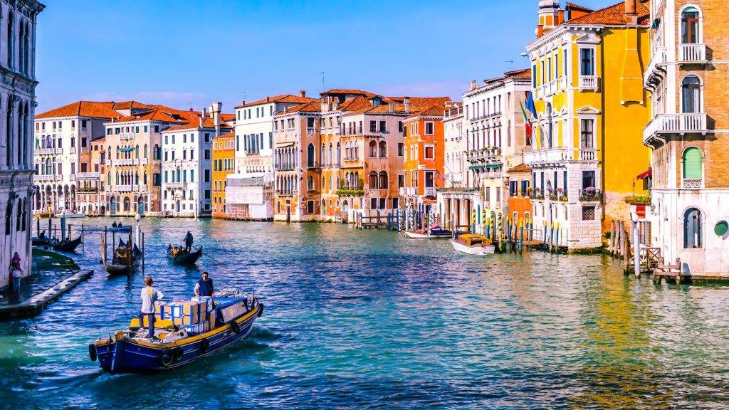 Veneția, Italia: Atmosfera romantică și arhitectura unică fac din Veneția o destinație preferată pentru cupluri și romantici