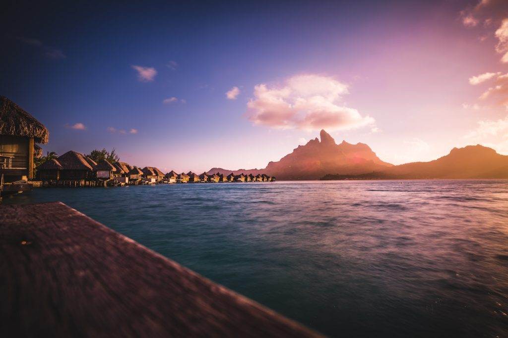 Bora Bora, Polinezia Franceză: Această destinație exotică oferă întimitate și relaxare într-un decor tropical incredibil.
