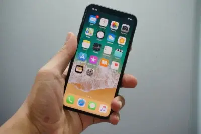 Un nou redesign este planificat pentru iPhone, deoarece noile reguli ale UE cer baterii detașabile.