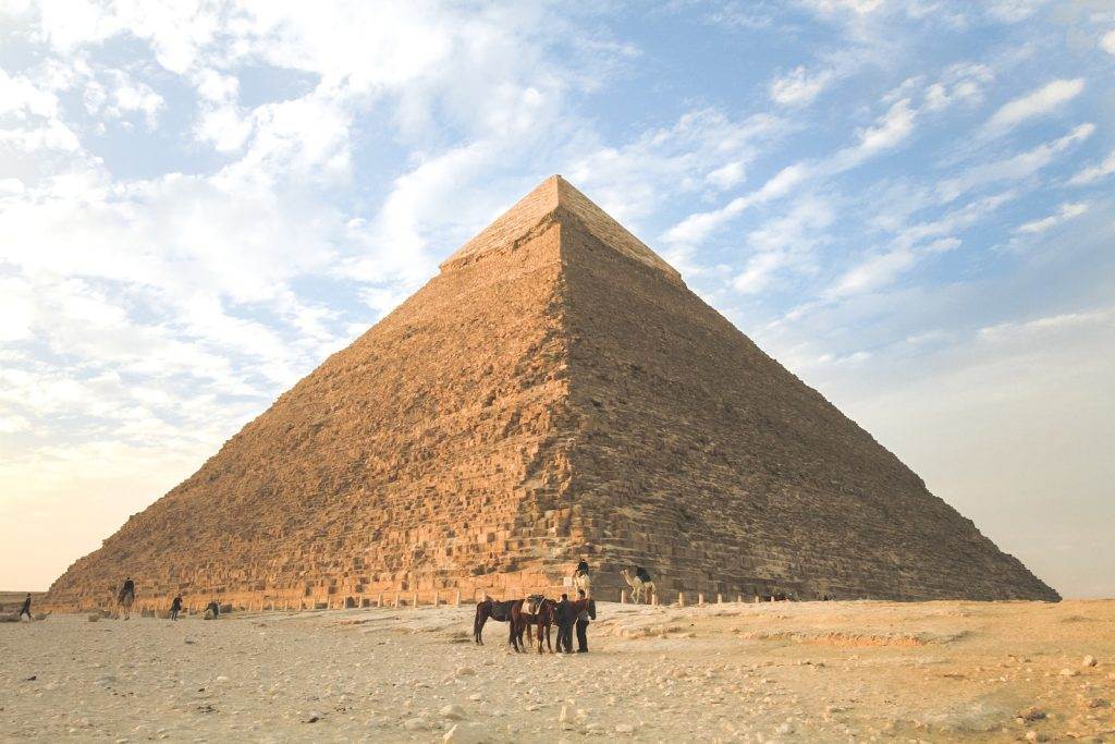 Explorarea piramidelor și templelor antice.