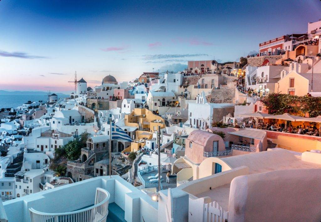 Santorini, Grecia: Priveliștea pitorească a clădirilor albe și albastru-acvamarin
