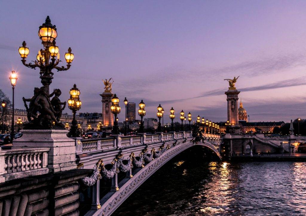 Paris este cunoscut ca orașul iubirii și romantismului, cu numeroase locuri romantice, cum ar fi podul Alexandre al III-lea și cartierul Montmartre.