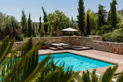 Cât de mult clor să pui în piscină? Ghid complet pentru întreținerea apei.