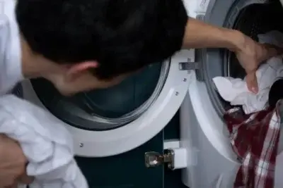 Ținuta de școală fără pete: Cum să economisești timp și bani cu un detergent bun