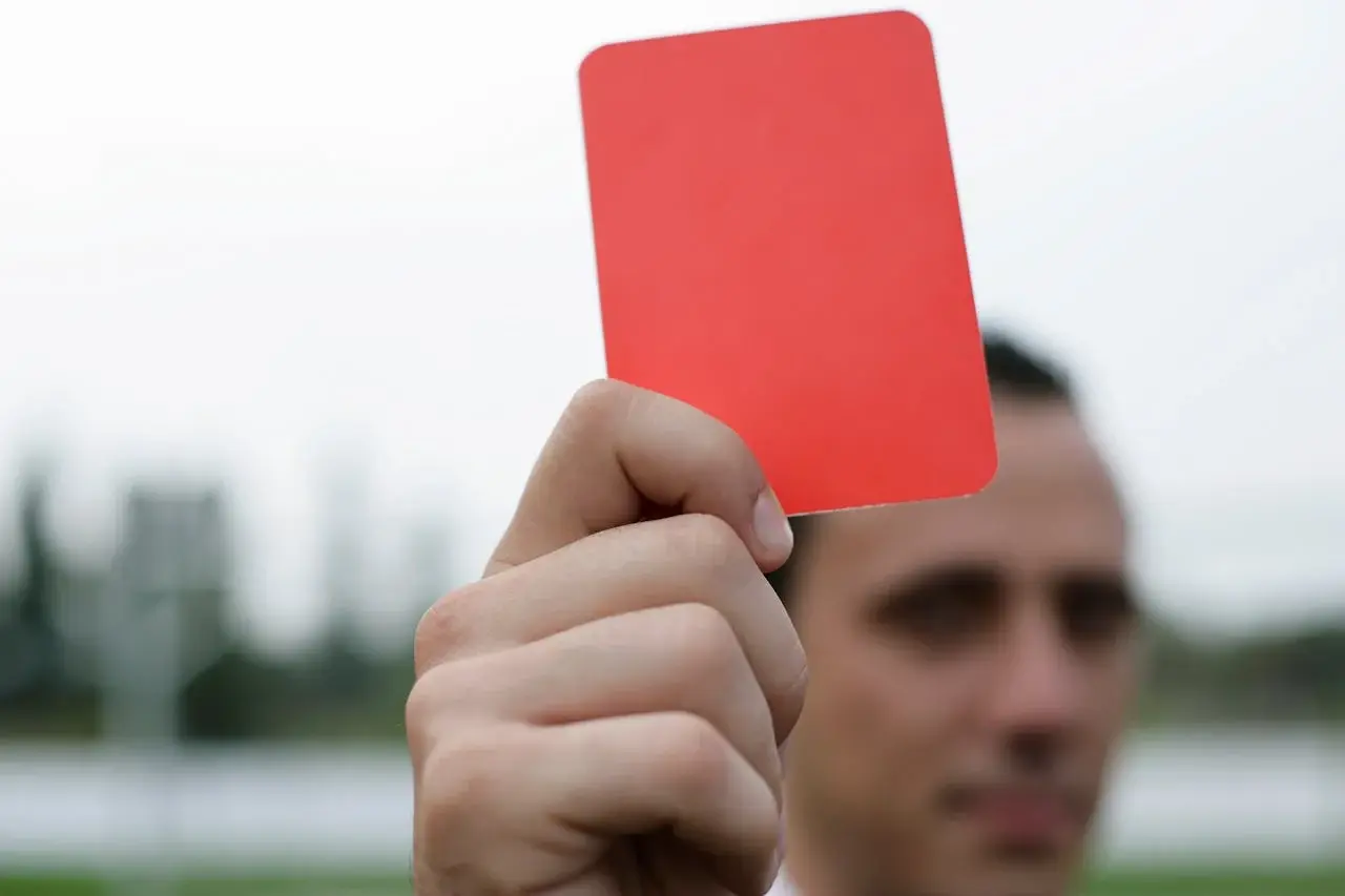 revista8.ro Arbitrii de Elita Povesti Neasteptate si Pasiuni care Incanta Dincolo de Terenul de Fotbal